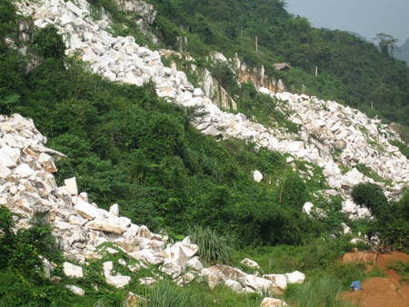Nhiều mỏ khai thác đá hoa trắng ở Lục Yên thải loại sau quá trình khai thác có nguy cơ ảnh hưởng đến môi trường và đời sống người dân.